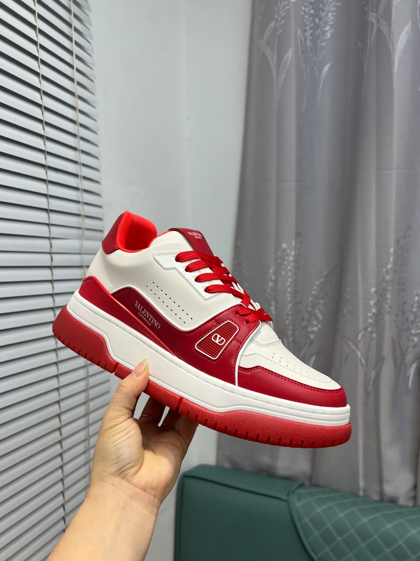Men's Men's Shoes 💰660 Valentino 2023 early autumn new star shoes are now online! Wang Hedi and Ren Jialun have been worn by many celebrities. Who can refuse the same couple shoes as Wang Hedi! The design of Stars Stab My Heart is cool and spicy. The material of the shoes is cowhide, and every color is beautiful! Size 35-40, men’s size 39-44 (women’s 41, men’s 38, 45🉑️customized)